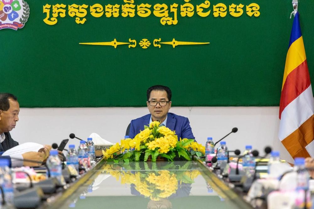 ឯកឧត្តមបណ្ឌិត ជ្រុន ថេរ៉ាវ៉ាត អញ្ជើញដឹកនាំកិច្ចប្រជុំធ្វើអាទិភាវូបនីយកម្ម បញ្ជីគម្រោងស្ថាបនា កែលម្អ និងស្តារឡើងវិញ ហេដ្ឋារចនាសម្ព័ន្ធផ្លូវជនបទ សម្រាប់ផែនការបីឆ្នាំរំកិល ២០២៥-២០២៧ និងផែនការប្រចាំឆ្នាំ២០២៥ 2 photo 2024 06 13 18 44 42