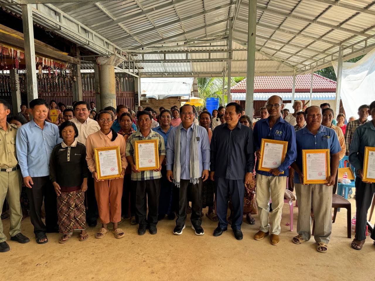 ឯកឧត្ដម សួន សេរីរដ្ឋា អញ្ជើញចូលរួមជាកិត្តិយសប្រគល់ លិខិតទទួលស្គាល់អត្តសញ្ញាណជនជាតិដើមភាគតិច នៅខេត្តសៀមរាប 14 photo 2024 06 14 18 34 15