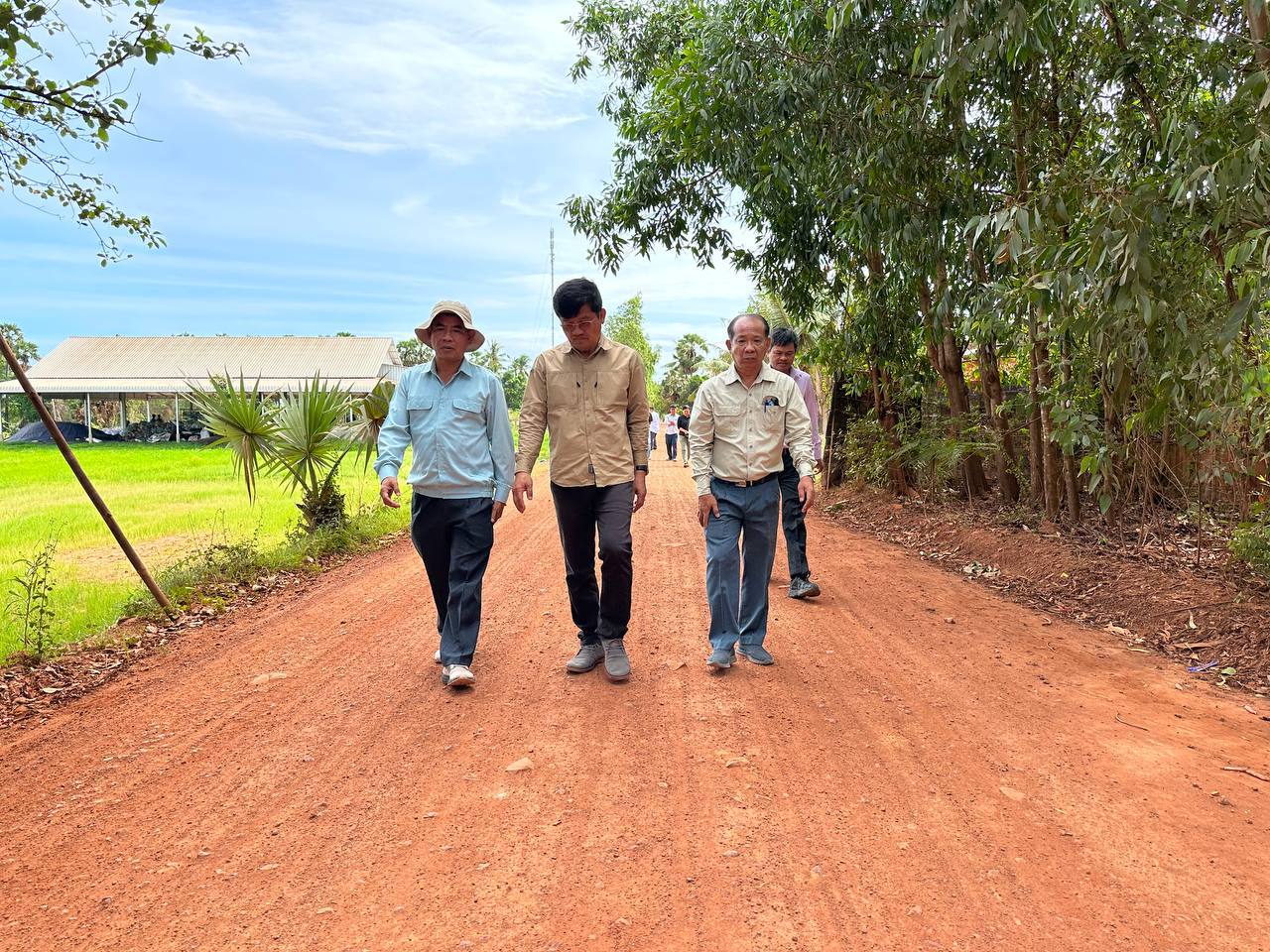 ឯកឧត្តម សាន វិសាល ពិនិត្យ និងវាយតម្លៃបញ្ចប់សុពលភាពការងារថែទាំផ្លូវក្រាលក្រួសក្រហមជាលក្ខណៈខួបចំនួន ០២ខ្សែ នៅស្រុកឈូក និងស្រុកអង្គរជ័យ 11 photo 2024 06 20 15 02 58