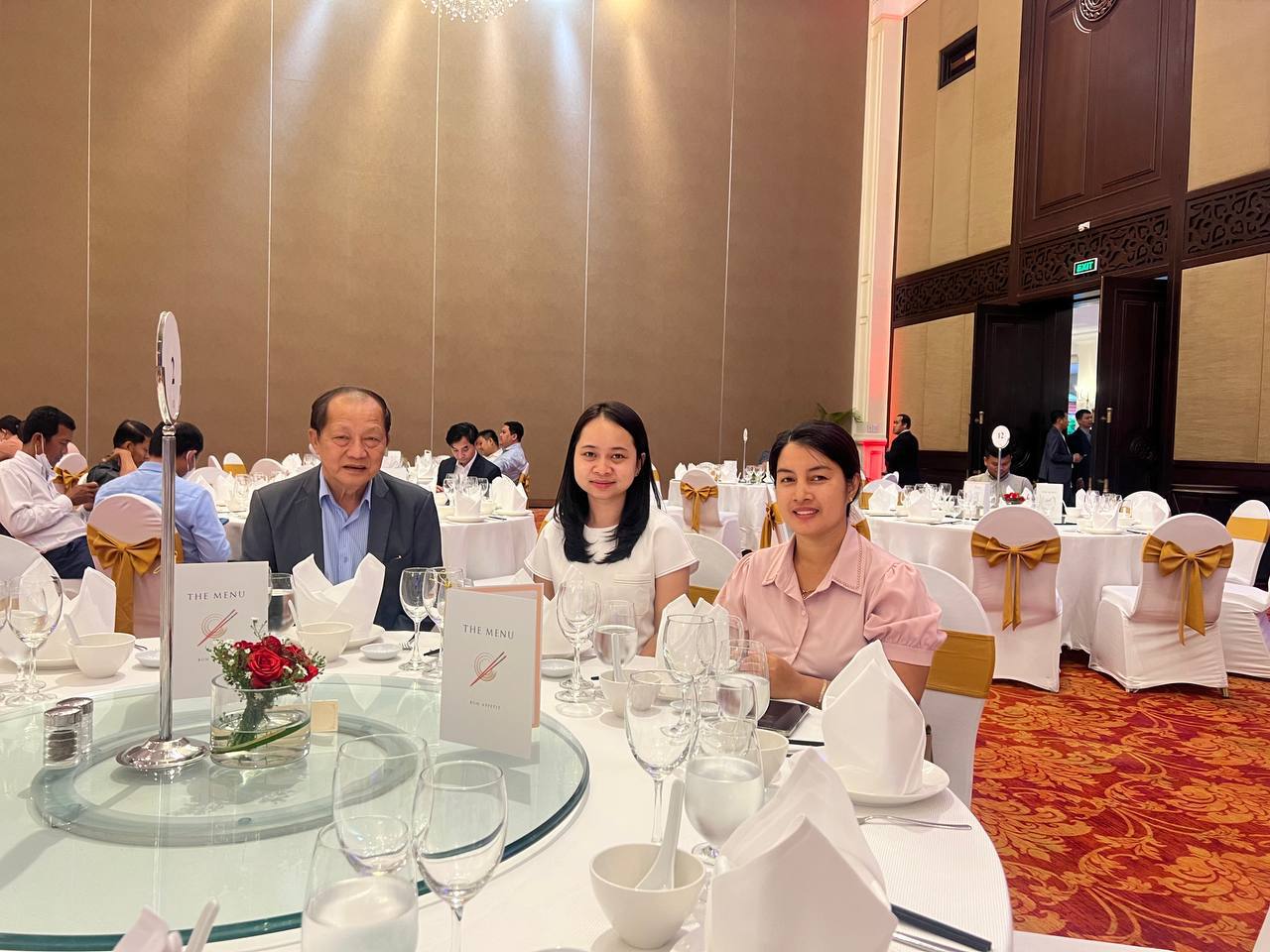 ឯកឧត្តម ហួត សារឹម អញ្ជើញចូលរួម ពិធីប្រកាសដាក់ឲ្យប្រើប្រាស់ FMIS ជំនាន់ថ្មីជាផ្លូវការ និងប្រើប្រាស់សាកល្បងកម្មវិធីកញ្ចក់ថវិកាតាមទូរស័ព្ទដៃជំនាន់ទី១ ក្នុងក្របខណ្ឌក្រសួងសេដ្ឋកិច្ច និងហិរញ្ញវត្ថុ 6 photo 2024 06 25 17 21 19