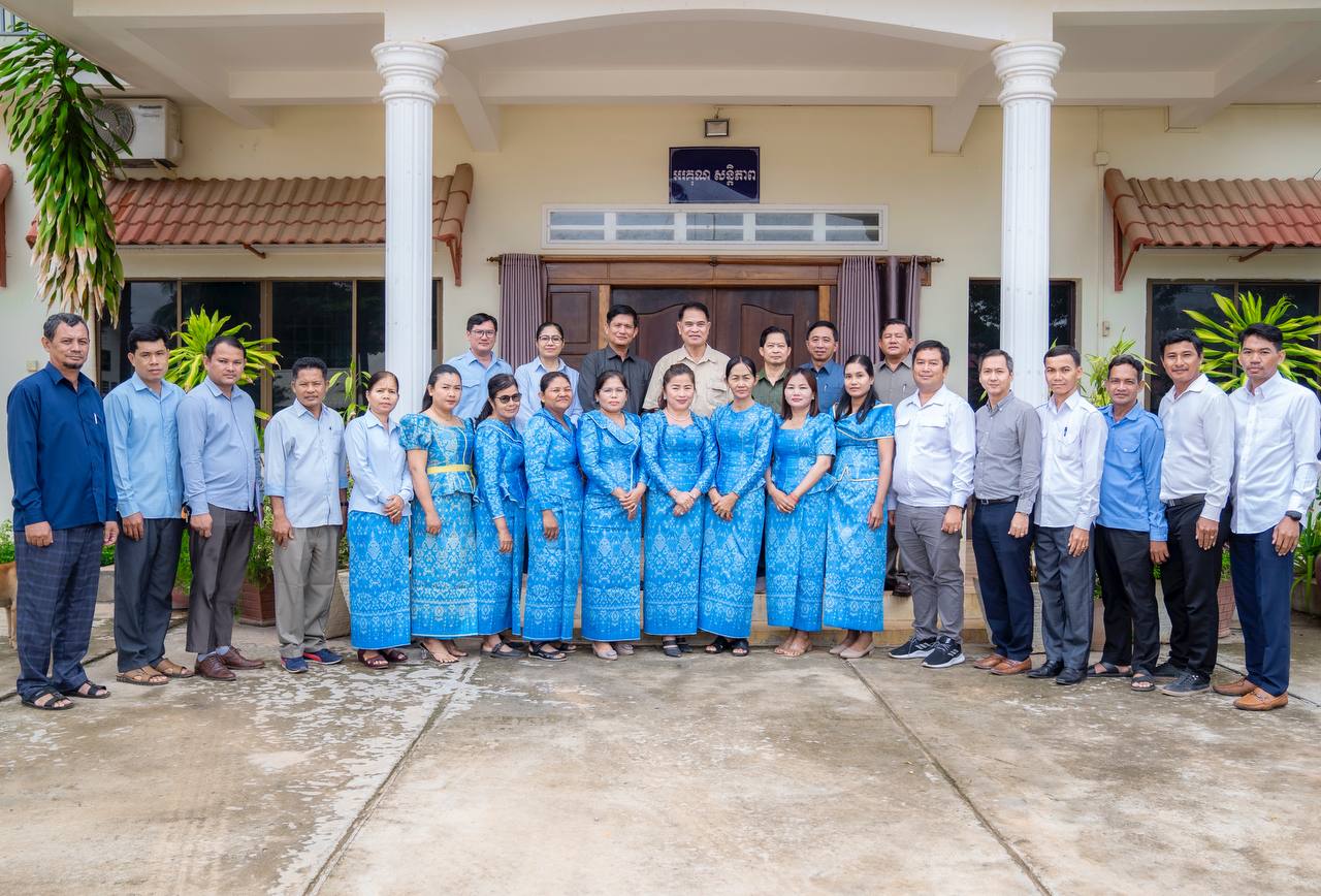 ឯកឧត្តម អុិន ចន្ថា អញ្ជើញដឹកនាំ កិច្ចប្រជុំបូកសរុបលទ្ធផលការងារប្រចាំឆមាសទី១ និងទិសដៅ ការងារឆមាសទី២ របស់មន្ទីរអភិវឌ្ឍន៍ជនបទខេត្តពោធិ៍សាត់ បើកការដ្ឋានជួសជុលក្នុងមូលដ្ឋានខេត្តពោធិ៍សាត់ 24 photo 2024 06 26 16 28 47