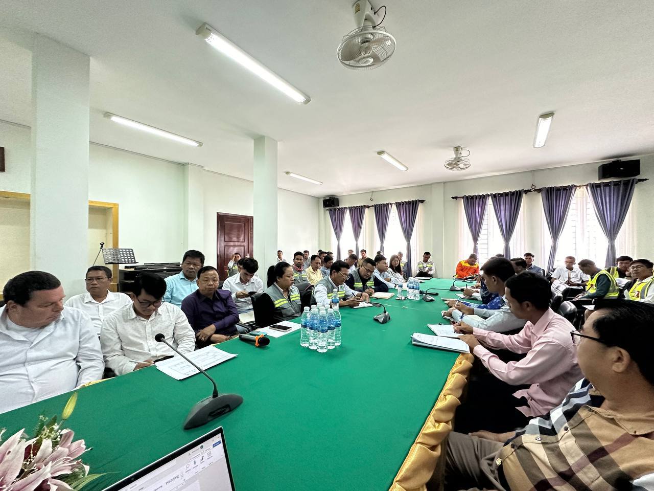 ឯកឧត្តមបណ្ឌិត នួន ដាញ៉ិល អញ្ជើញដឹកនាំកិច្ចប្រជុំ ជាមួយក្រុមហ៊ុនទទួលការ និងទីប្រឹក្សាបច្ចេកទេស ដើម្បីពង្រឹង និងពន្លឿនការអនុវត្តការងារសាងសង់ ក្នុងក្របខ័ណ្ឌកម្មវិធី RID4CAM 9 photo 2024 06 26 19 40 39