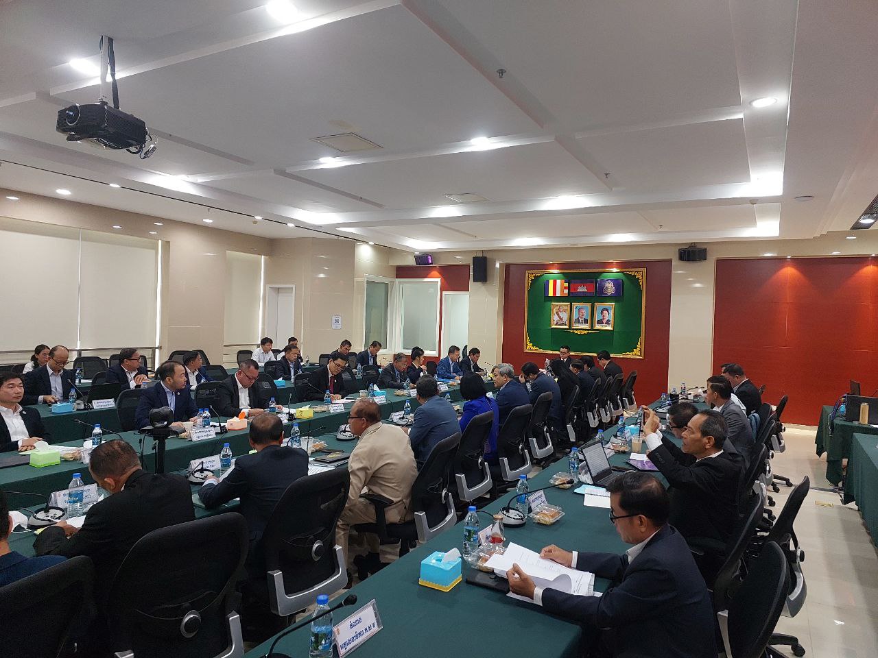 ឯកឧត្តម ឌី ឡាំថា អញ្ជើញចូលរួមកិច្ចប្រជុំអន្តរក្រសួង ដើម្បីពិនិត្យ និងពិភាក្សាលើសេចក្តីព្រាងអនុក្រឹត្យ ស្តីពីការគ្រប់គ្រងកម្មវិធីវិនិយោគសាធារណៈ ៣ ឆ្នាំរំកិល 4 photo 2024 06 27 08 35 40