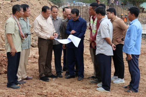 ចូលរួមក្នុងពិធីចែកប័ណ្ឌកម្មសិទ្ធិជូនសម្បទានិក ពិនិត្យការដ្ឋានស្ថាបនាផ្លូវ ២ខ្សែ