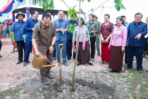 ចូលរួមក្នុងពិធីចែកប័ណ្ឌកម្មសិទ្ធិជូនសម្បទានិក ពិនិត្យការដ្ឋានស្ថាបនាផ្លូវ ២ខ្សែ1