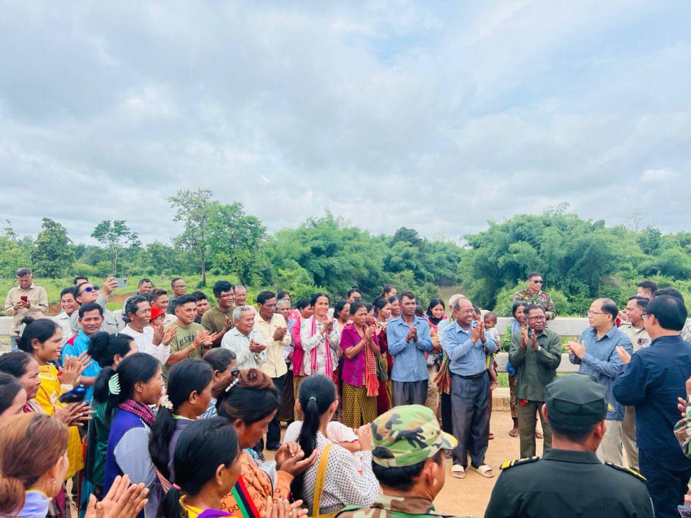 ឯកឧត្តមបណ្ឌិត ចាន់ ដារ៉ុង អញ្ជើញដឹកនាំគណៈកម្មការអន្តរក្រសួង ចុះត្រួតពិនិត្យ វាយតម្លៃបញ្ចប់សុពលភាពលើការងារស្ថាបនាផ្លូវល្បាយក្រួសចំនួន ១ខ្សែ ប្រវែងសរុប ៦ ០០០ម៉ែត្រ នៅខេត្តព្រះវិហារ 2 photo 2024 07 04 14 22 37