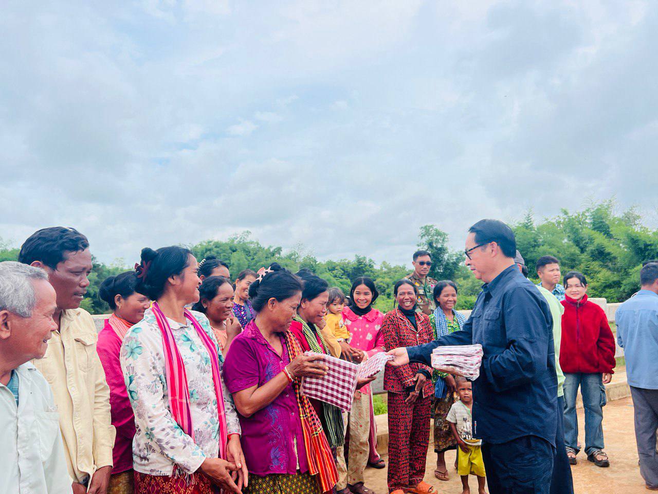 ឯកឧត្តមបណ្ឌិត ចាន់ ដារ៉ុង អញ្ជើញដឹកនាំគណៈកម្មការអន្តរក្រសួង ចុះត្រួតពិនិត្យ វាយតម្លៃបញ្ចប់សុពលភាពលើការងារស្ថាបនាផ្លូវល្បាយក្រួសចំនួន ១ខ្សែ ប្រវែងសរុប ៦ ០០០ម៉ែត្រ នៅខេត្តព្រះវិហារ 10 photo 2024 07 04 14 22 42