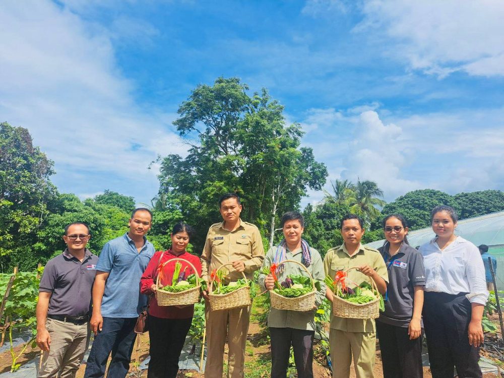 ក្រុមការងារគម្រោង "ការកសាងភូមិសន្តិភាព តាមរយៈការអភិវឌ្ឍន៍សហគមន៍ជនបទចម្រុះ" បានរៀបចំទិវាចម្ការបង្ហាញ ស្តីពីការអនុវត្តកសិកម្មឆ្លាតវៃលើផលិតកម្មដំណាំបន្លែ ស្ថិតនៅភូមិក្រចាប់ សង្កាត់អូរតាវ៉ៅ ក្រុងប៉ៃលិន 2 photo 2024 07 04 17 33 45