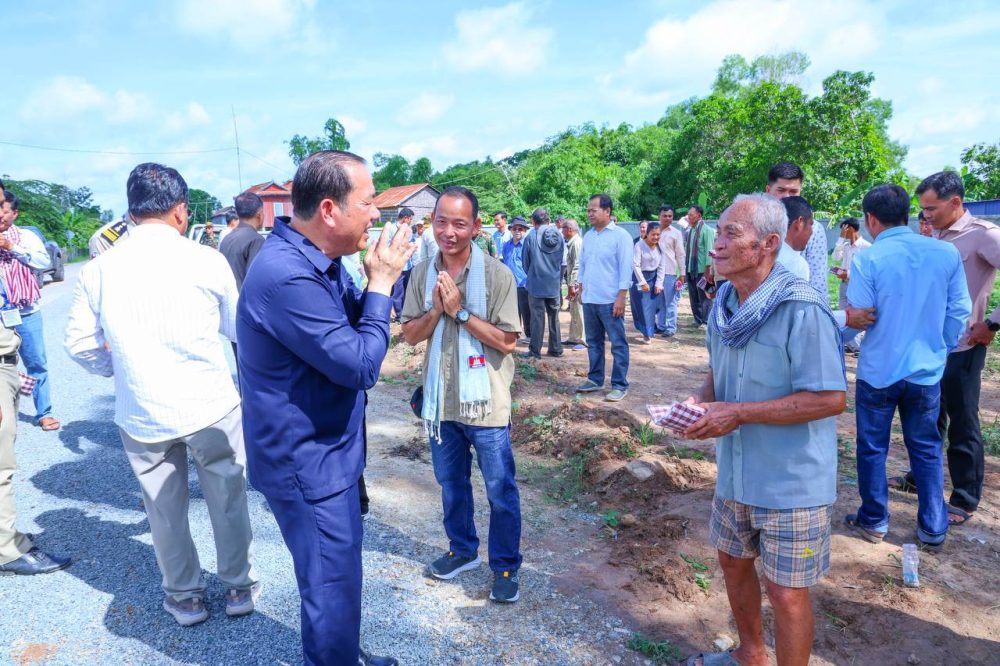 ឯកឧត្តម ឈឹម សៅគី អញ្ជើញដឹកនាំគណៈកម្មការអន្តរក្រសួងចុះត្រួតពិនិត្យ និងវាយតម្លៃបញ្ចប់សុពលភាព និងប្រកាសប្រគល់ជូនប្រជាពលរដ្ឋប្រើប្រាស់នូវផ្លូវ ចំនួន៤គម្រោង ស្ថិតនៅខេត្តព្រៃវែង កណ្តាល និងខេត្តសៀមរាប 2 photo 2024 07 04 20 31 24