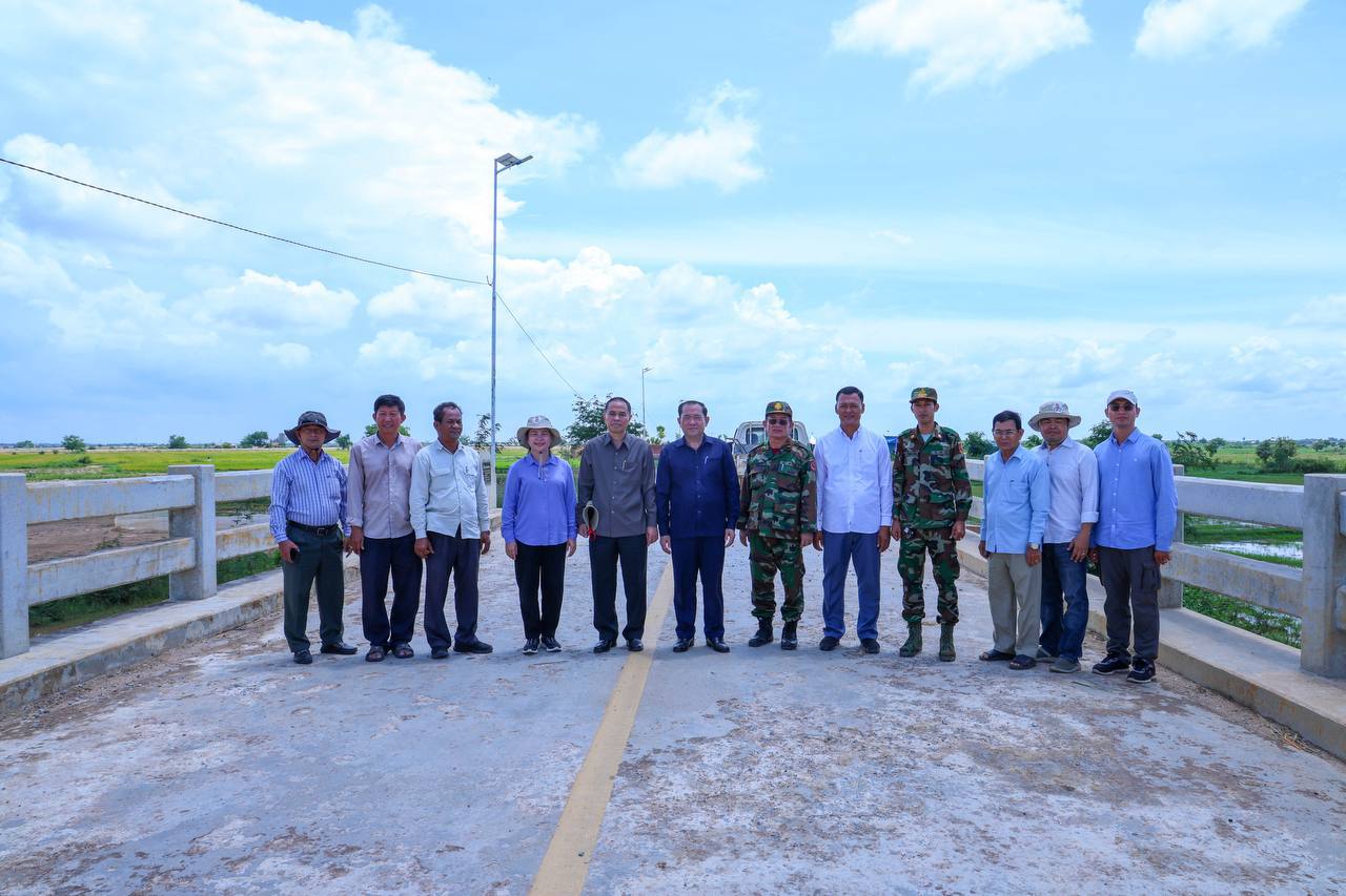 ឯកឧត្តម ឈឹម សៅគី អញ្ជើញដឹកនាំគណៈកម្មការអន្តរក្រសួងចុះត្រួតពិនិត្យ និងវាយតម្លៃបញ្ចប់សុពលភាព និងប្រកាសប្រគល់ជូនប្រជាពលរដ្ឋប្រើប្រាស់នូវផ្លូវ ចំនួន៤គម្រោង ស្ថិតនៅខេត្តព្រៃវែង កណ្តាល និងខេត្តសៀមរាប 22 photo 2024 07 04 20 31 40