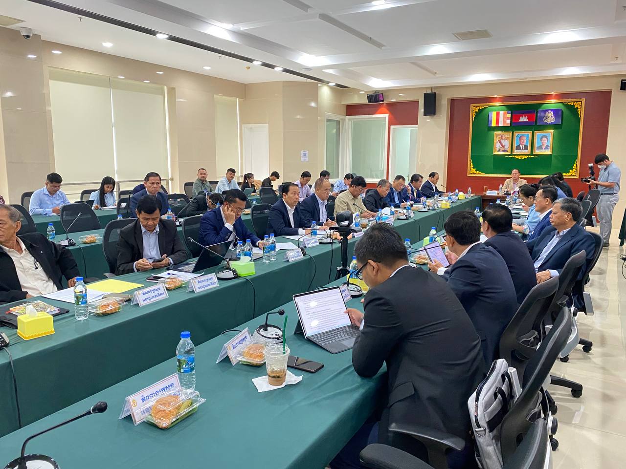 ឯកឧត្តម ប៉ែន ពេជ្រសាលី អញ្ជើញចូលរួមកិច្ចប្រជុំអន្តរក្រសួង ដើម្បីបន្តពិនិត្យ និងពិភាក្សាលើសេចក្តីព្រាងច្បាប់ស្តីពីការទទួលខុសត្រូវលេីផលិតផល 7 photo 2024 07 10 12 16 33