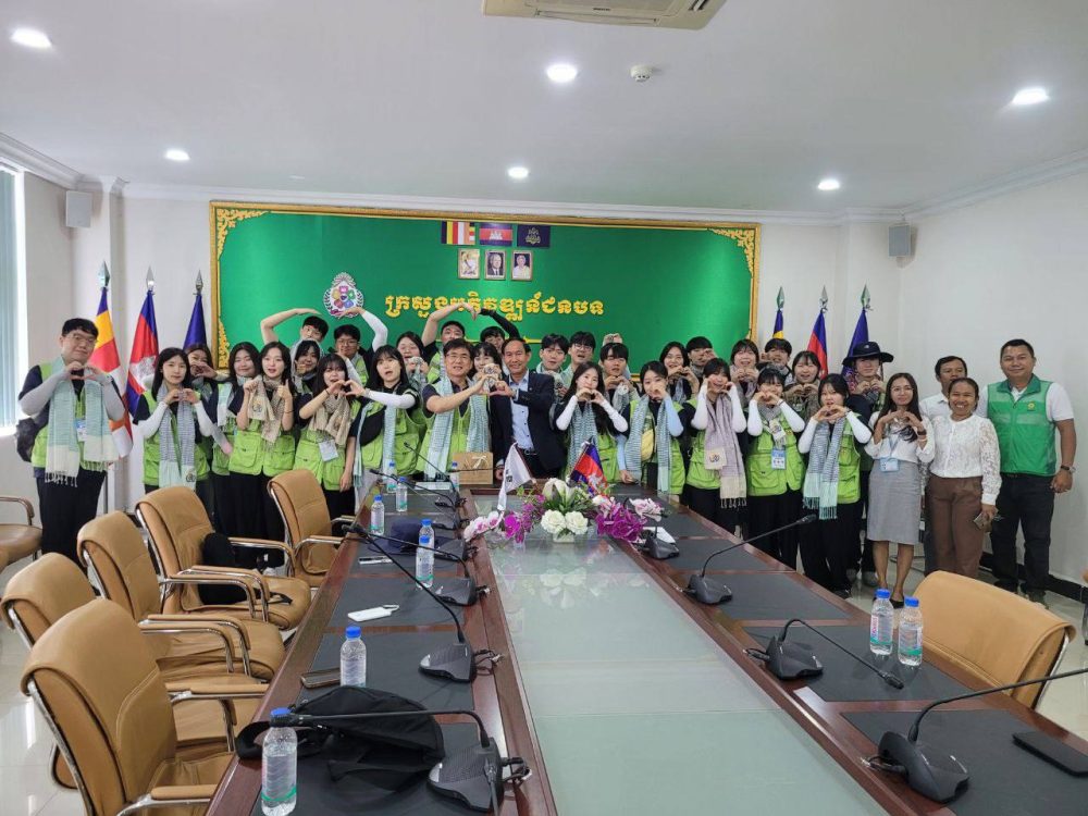 ឯកឧត្តម អឿន ធារិទ្ធ ទទួលជួបសម្តែងការគួរសមពីសំណាក់ Dr. ANN Seongil ប្រធាននាយកដ្ឋានកិច្ចសហប្រតិបត្តិការអន្តរជាតិ នៃមជ្ឈមណ្ឌលចលនាភូមិថ្មីកូរ៉េ និងគណៈប្រតិភូនិស្សិតស្ម័គ្រចិត្តកូរ៉េ 2 photo 2024 07 10 14 51 06