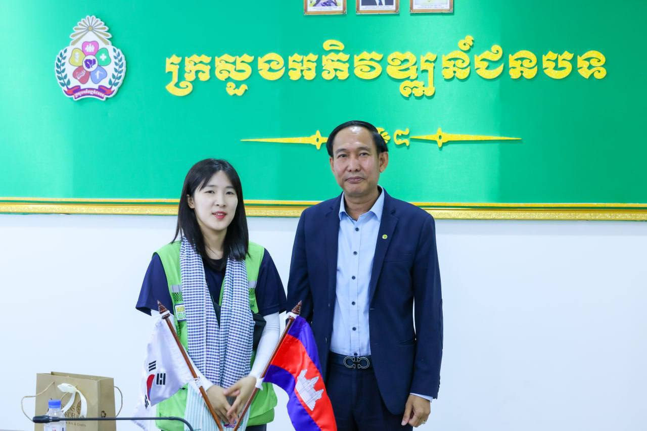 ឯកឧត្តម អឿន ធារិទ្ធ ទទួលជួបសម្តែងការគួរសមពីសំណាក់ Dr. ANN Seongil ប្រធាននាយកដ្ឋានកិច្ចសហប្រតិបត្តិការអន្តរជាតិ នៃមជ្ឈមណ្ឌលចលនាភូមិថ្មីកូរ៉េ និងគណៈប្រតិភូនិស្សិតស្ម័គ្រចិត្តកូរ៉េ 12 photo 2024 07 10 14 51 08