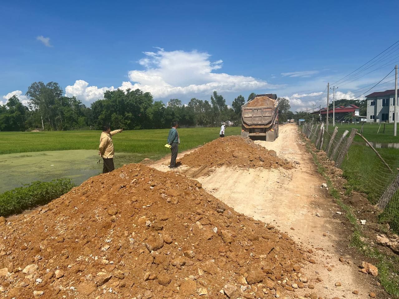 លោកប្រធានមន្ទីរអភិវឌ្ឍន៍ជនបទខេត្តចូលរួមពិនិត្យផ្លូវជនបទជាមួយរដ្ឋបាលខេត្តស្វាយរៀង 15 photo 2024 07 10 20 22 25