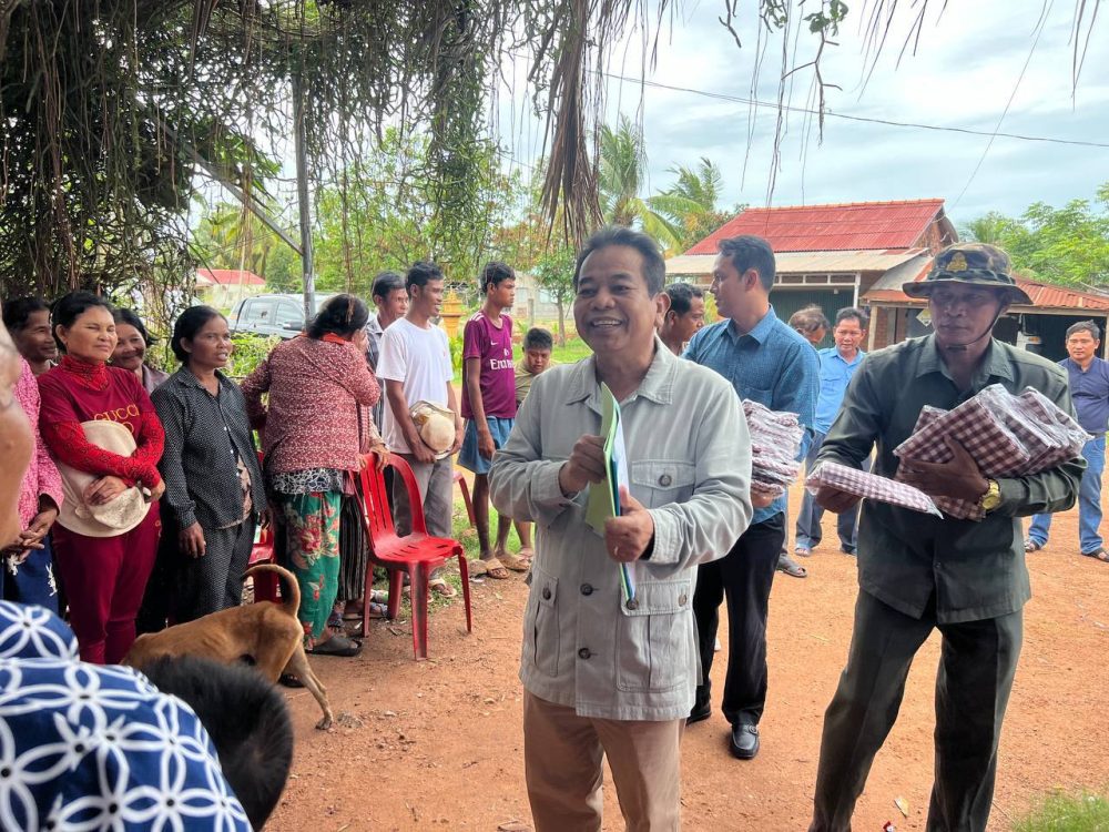 ឯកឧត្តម ផូ ផារិទ្ធ រដ្ឋលេខាធិការ បានដឹកនាំគណៈកម្មាធិការអន្តរក្រសួង រួមមានក្រសួងអភិវឌ្ឍន៍ជនបទ និងក្រសួងសេដ្ឋកិច្ច និងហិរញ្ញវត្ថុ ដើម្បីចុះត្រួតពិនិត្យ និងវាយតម្លៃបញ្ចប់សុពលភាពលើការងារថែទាំខួបផ្លូវក្រាលដីល្បាយក្រួសថ្មភ្នំចំនួន ០២ខ្សែ ប្រវែងសរុប ១០ ២០០ម 2 photo 2024 07 13 12 39 53