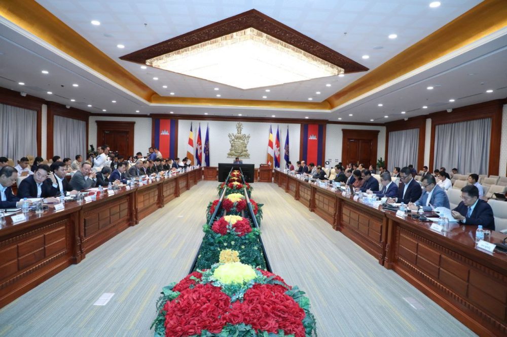 ឯកឧត្តមបណ្ឌិត ជ្រុន ថេរ៉ាវ៉ាត អញ្ជើញចូលរួមក្នុងកិច្ចប្រជុំឆ្លងច្បាប់ចរាចរណ៍ផ្លូវគោកថ្មី 2 photo 2024 07 17 06 20 03