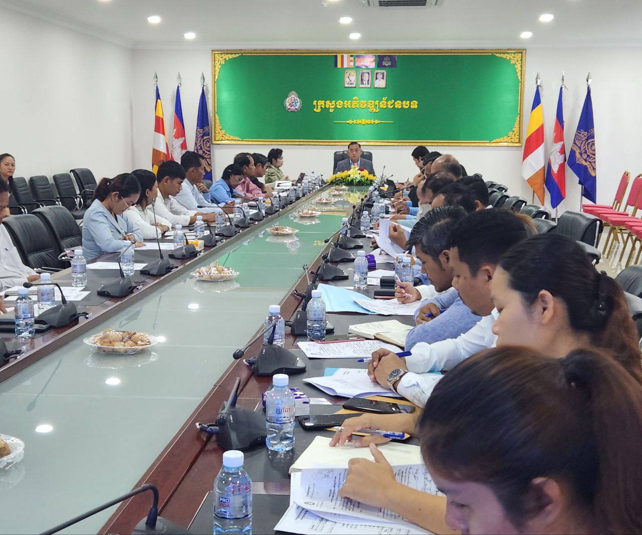 ឯកឧត្តម លី ណារុន អញ្ជើញដឹកនាំកិច្ចប្រជុំពិនិត្យមើលពីវឌ្ឍនភាពនិងតម្រង់ទិសការអនុវត្តការគ្រប់គ្រងគម្រោងឥណទានក្រសួងអភិវឌ្ឍន៍ជនបទ 8 photo 2024 07 18 18 26 35