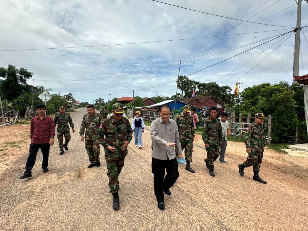 ឯកឧត្តមបណ្ឌិត នួន ដាញ៉ិល អញ្ជើញដឹកនាំគណៈកម្មការអន្តរក្រសួង ដើម្បីត្រួតពិនិត្យ និងវាយតម្លៃ បញ្ចប់សុពលភាព លើលទ្ធផលការងារស្ថាបនាផ្លូវក្រាលកៅស៊ូពីរជាន់ (DBST) ចំនួន១ខ្សែ ប្រវែង ៣ ៥០០ម នៅស្រុកជីក្រែង ខេត្តសៀមរាប 2 photo 2024 07 19 17 18 27 7