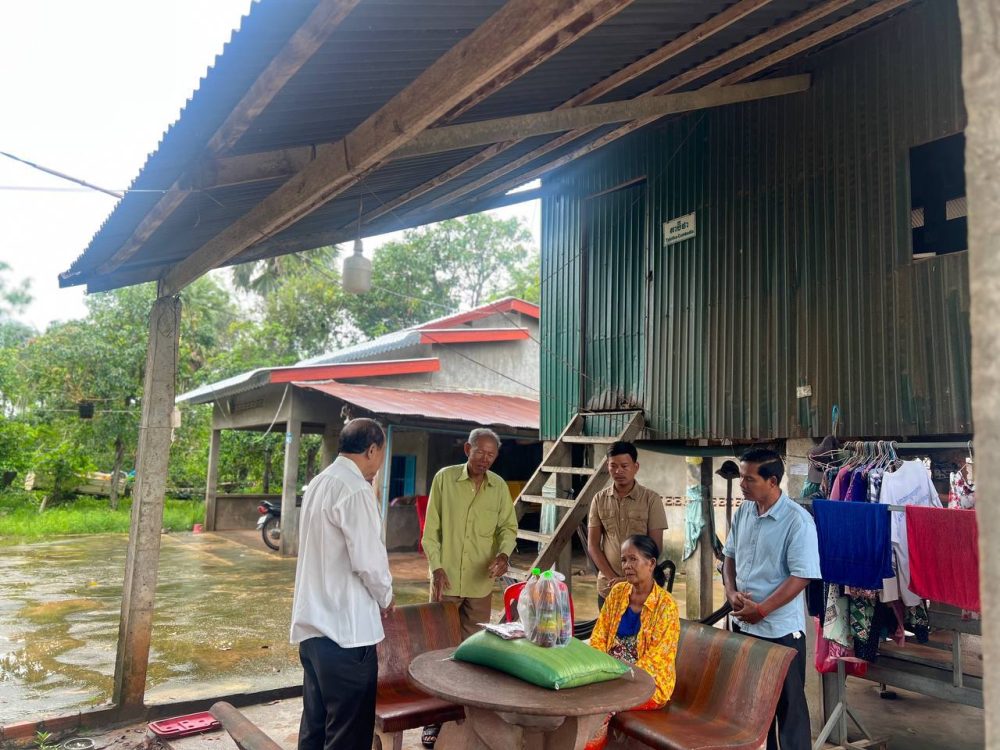 ឯកឧត្ដម ហួត សារឹម ប្រគេនទៀនវស្សា និងជូនអំណោយ ដល់ប្រជាពលរដ្ឋមានជីវភាពខ្វះខាតនៅ ស្រុកដំណាក់ចង្អើរ 2 photo 2024 07 26 12 38 10