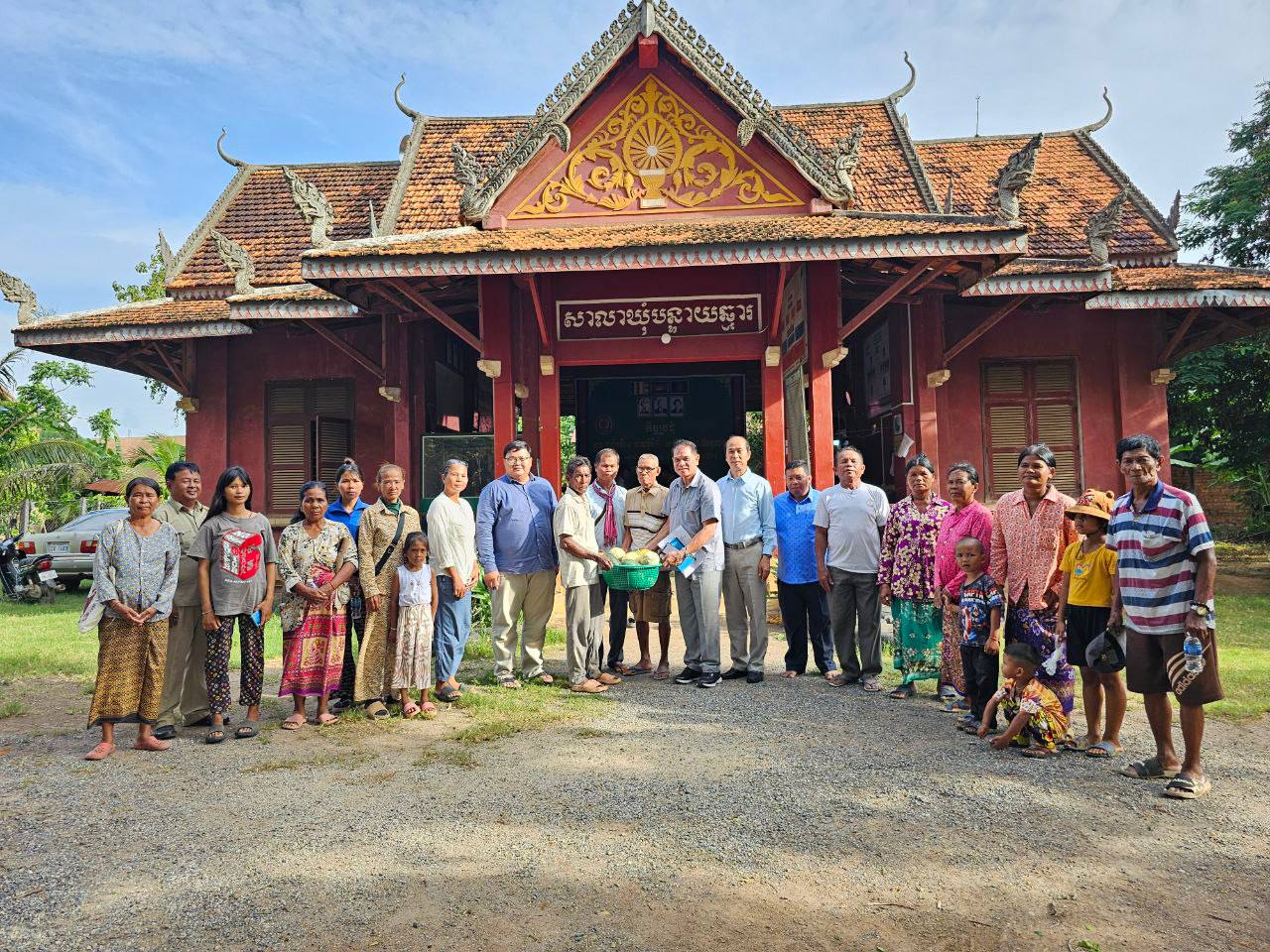 ឯកឧត្តម អុិន ចន្ថា រដ្ឋលេខាធិការ ក្រសួងអភិវឌ្ឍន៍ជនបទ បានដឹកនាំក្រុមការងារចុះស្វែងរកសក្ដានុពលទាំងផ្នែកសេដ្ឋកិច្ច ផ្នែកសង្គមកិច្ច និងធនធានដែលមានស្រាប់នៅក្នុងភូមិ ព្រមទាំងតម្រូវការចាំបាច់របស់ភូមិ សម្រាប់ការអភិវឌ្ឍ "ភូមិគំរូ" 7 photo 2024 07 27 09 14 24