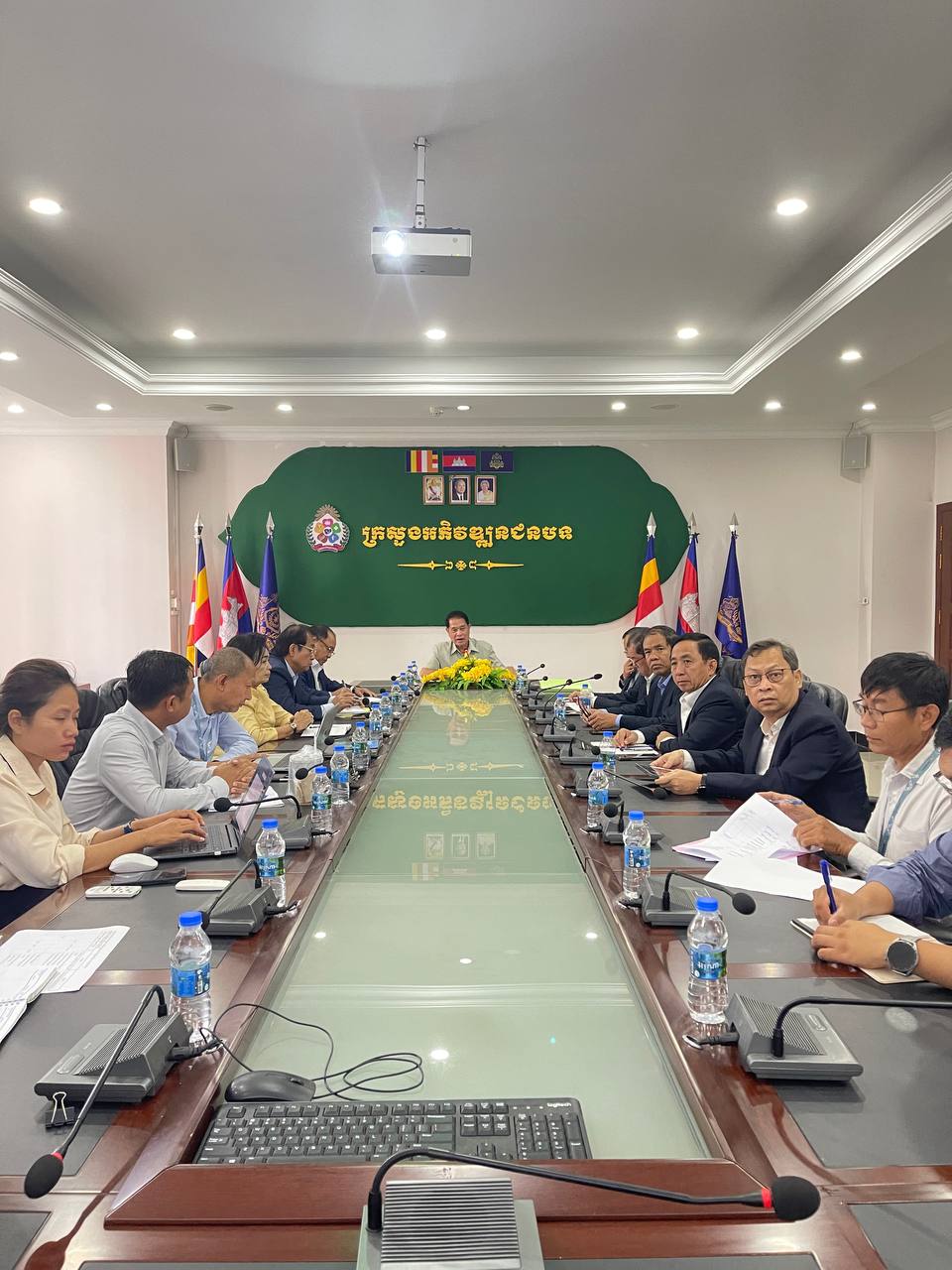 ឯកឧត្តម អ៊ិន ចន្ថា អញ្ជើញដឹកនាំកិច្ចប្រជុំពិនិត្យលទ្ធផលនៃការចុះពិនិត្យវាយតម្លៃសក្តានុពល និងដកស្រង់តម្រូវការចាំបាច់របស់ភូមិចំនួន ៥០ សម្រាប់ផែនការអភិវឌ្ឍន៍ភូមិគំរូ ឆ្នាំ២០២៥ របស់ក្រសួងអភិវឌ្ឍន៍ជនបទ 2 photo 2024 07 29 17 35 10