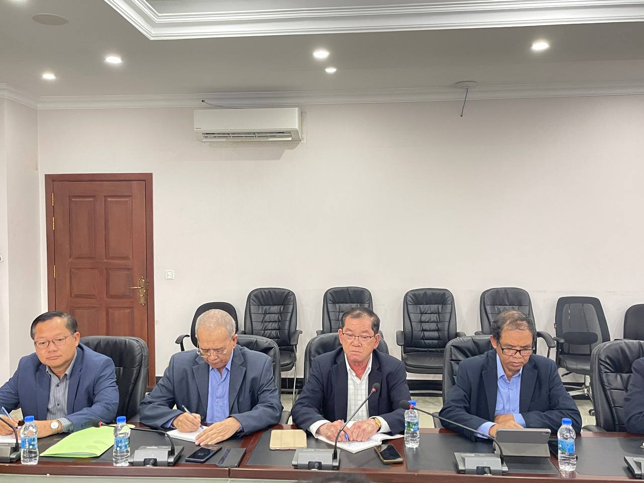 ឯកឧត្តម អ៊ិន ចន្ថា អញ្ជើញដឹកនាំកិច្ចប្រជុំពិនិត្យលទ្ធផលនៃការចុះពិនិត្យវាយតម្លៃសក្តានុពល និងដកស្រង់តម្រូវការចាំបាច់របស់ភូមិចំនួន ៥០ សម្រាប់ផែនការអភិវឌ្ឍន៍ភូមិគំរូ ឆ្នាំ២០២៥ របស់ក្រសួងអភិវឌ្ឍន៍ជនបទ 9 photo 2024 07 29 17 35 17