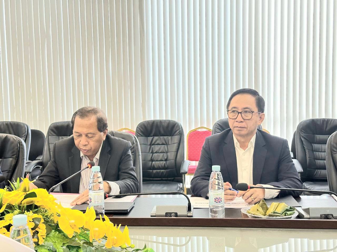 ឯកឧត្តមបណ្ឌិត សួស គង់ អញ្ជើញដឹកនាំកិច្ចប្រជុំ ដើម្បីពិនិត្យរួមគ្នា លើកទី៣ នូវវឌ្ឍនភាពនៃការអនុវត្តគម្រោងអភិវឌ្ឍន៍ហេដ្ឋារចនាសម្ព័ន្ធជនបទដែលធន់នឹងការប្រែប្រួលអាកាសធាតុ 10 photo 2024 07 30 16 41 10