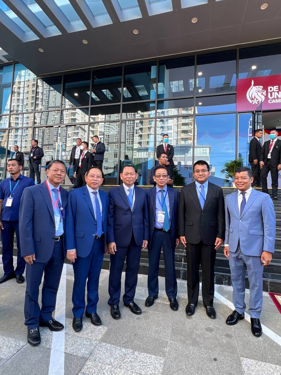 ឯកឧត្ដម ឆាយ ឫទ្ធិសែន អញ្ជើញជាកិត្តិយសក្នុងពិធីសម្ពោធបើកឱ្យដំណើរការជាផ្លូវការសាកលវិទ្យាល័យ DE MONTFORT UNIVERSITY OF CAMBODIA 18 16 3