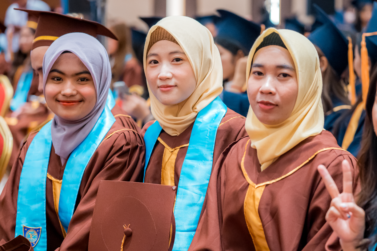 ឯកឧត្ដម ឆាយ ឫទ្ធិសែន អញ្ជើញជាកិត្តិយសក្នុងពិធីប្រគល់សញ្ញាបត្រជូននិស្សិតសាកលវិទ្យាល័យពុទ្ធិសាស្ត្រ ចំនួន ៥៦១នាក់ 21 19