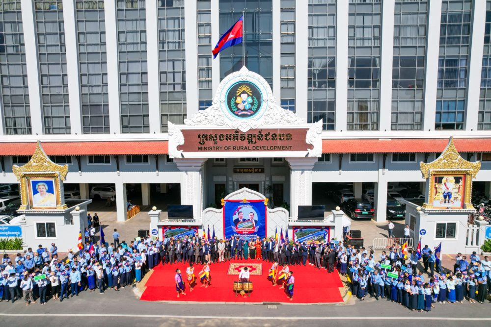 ទីស្ដីការក្រសួងអភិវឌ្ឍន៍ជនបទ ថ្នាក់ដឹកនាំ និងមន្ដ្រីរាជការគ្រប់លំដាប់ថ្នាក់ នៃក្រសួងអភិវឌ្ឍន៍ជនបទ បានសម្ដែងការអបអរសារទរ និងគោរពជូនពរ សម្ដេចអគ្គមហាសេនាបតីតេជោ ហ៊ុន សែន ប្រធានព្រឹទ្ធសភា ក្នុងឱកាសខួបចម្រើនជន្មាយុគម្រប់ ៧២ឆ្នាំ ឈានចូល ៧៣ឆ្នាំ នៅថ្ងៃទី៥ ខែសីហា ឆ្នាំ២០២៤ ហើយជាថ្ងៃប្រវត្តិសាស្ដ្រនៃពិធីបើកការដ្ឋាន “គម្រោងព្រែកជីកហ្វូណនតេជោ” ។ 2 3 5