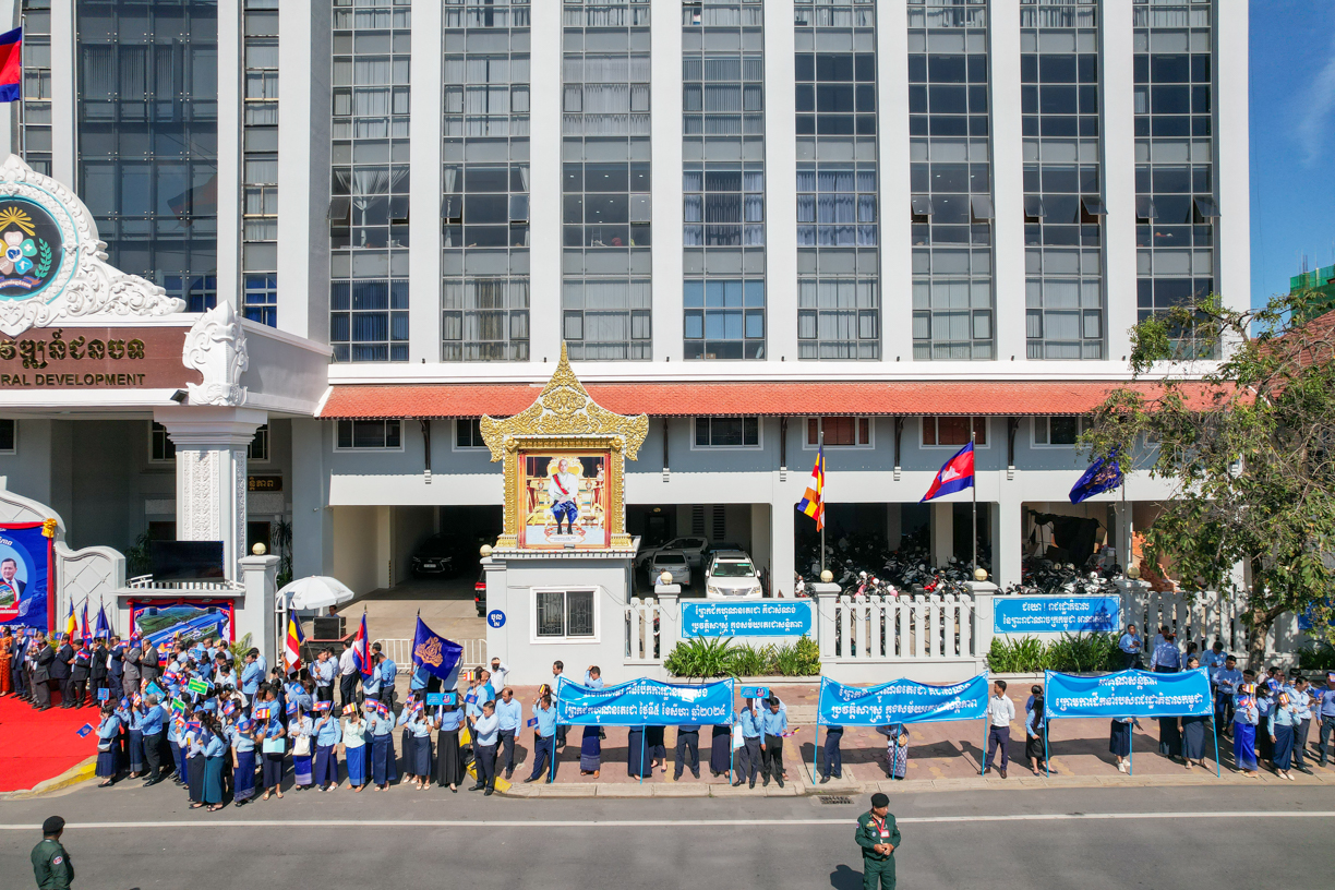 ទីស្ដីការក្រសួងអភិវឌ្ឍន៍ជនបទ ថ្នាក់ដឹកនាំ និងមន្ដ្រីរាជការគ្រប់លំដាប់ថ្នាក់ នៃក្រសួងអភិវឌ្ឍន៍ជនបទ បានសម្ដែងការអបអរសារទរ និងគោរពជូនពរ សម្ដេចអគ្គមហាសេនាបតីតេជោ ហ៊ុន សែន ប្រធានព្រឹទ្ធសភា ក្នុងឱកាសខួបចម្រើនជន្មាយុគម្រប់ ៧២ឆ្នាំ ឈានចូល ៧៣ឆ្នាំ នៅថ្ងៃទី៥ ខែសីហា ឆ្នាំ២០២៤ ហើយជាថ្ងៃប្រវត្តិសាស្ដ្រនៃពិធីបើកការដ្ឋាន “គម្រោងព្រែកជីកហ្វូណនតេជោ” ។ 6 4 5