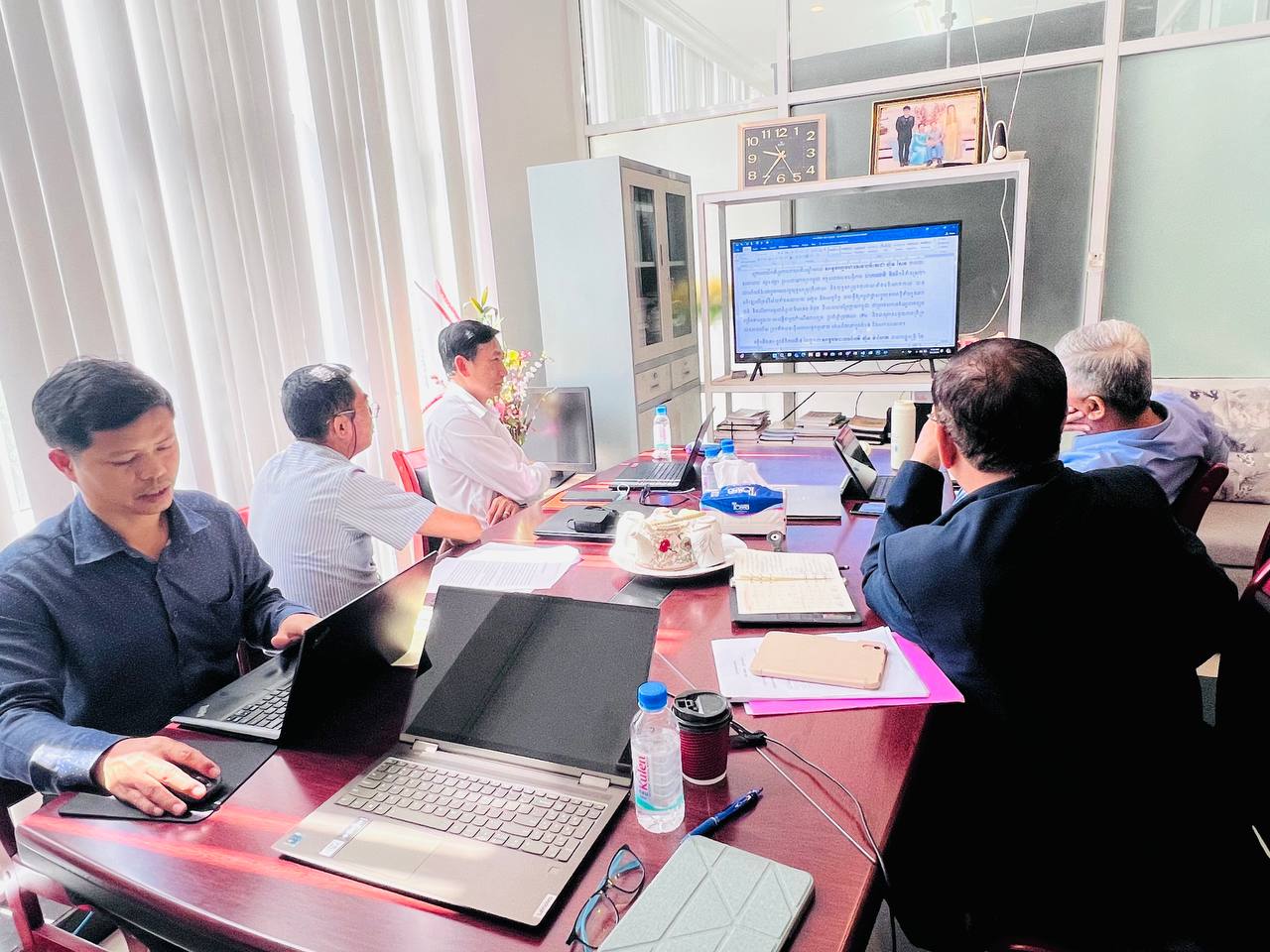 ឯកឧត្តម ម៉ា សុវណ្ណា ដឹកនាំកិច្ចប្រជុំពិភាក្សាខ្លឹមសារនៃសេចក្តីផ្តើម សមិទ្ធផល បញ្ហា និងការប្រឈម នៃគោលនយោបាយជាតិអភិវឌ្ឍន៍ជនបទឆ្នាំ ២០២៥-២០៣៨ 6 photo 2024 08 01 10 29 44