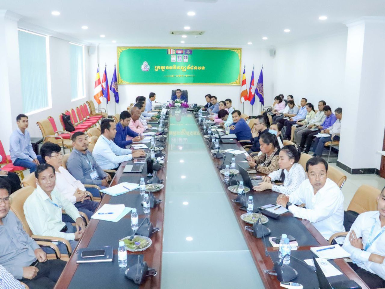 ឯកឧត្ដម បាន បូរ័ត្ន ដឹកនាំកិច្ចប្រជុំស្វែងយល់ពីមូលដ្ឋាននៃការគណនាសូចនាករសមិទ្ធកម្ម សូចនាករសមិទ្ធកម្មគន្លឹះ សម្រាប់ការគ្រប់គ្រងទិន្នន័យរបាយការណ៍ប្រចាំខែ 9 photo 2024 08 01 23 19 32