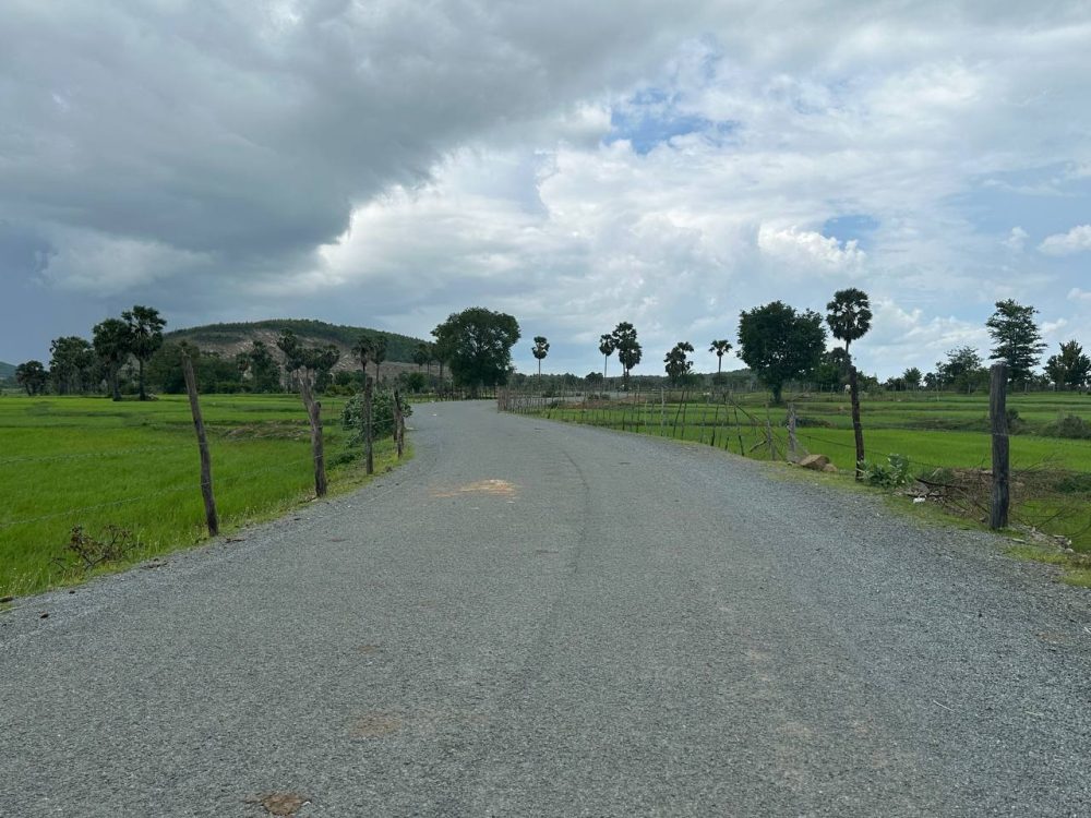 ឯកឧត្តមបណ្ឌិត នួន ដាញ៉ិល ដឹកនាំគណៈកម្មការអន្តរក្រសួង រួមមានក្រសួងអភិវឌ្ឍន៍ជនបទ និងក្រសួងសេដ្ឋកិច្ច និងហិរញ្ញវត្ថុ ដើម្បីត្រួតពិនិត្យ និងវាយតម្លៃបញ្ចប់សុពលភាពលើការងារស្ថាបនាផ្លូវចំនួន ៣គម្រោង នៅខេត្តតាកែវ កំពង់ស្ពឺ និងខេត្តព្រះសីហនុ 2 photo 2024 08 02 11 44 33 6