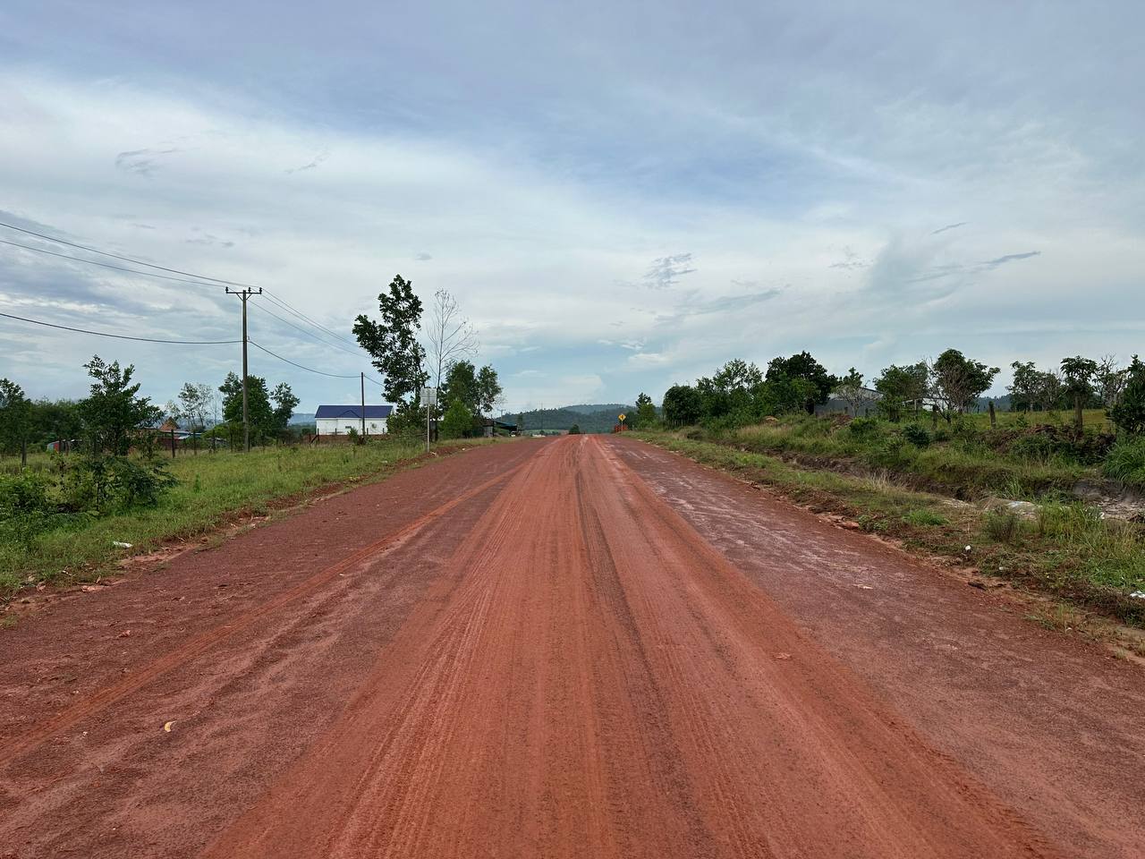 ឯកឧត្តមបណ្ឌិត នួន ដាញ៉ិល ដឹកនាំគណៈកម្មការអន្តរក្រសួង រួមមានក្រសួងអភិវឌ្ឍន៍ជនបទ និងក្រសួងសេដ្ឋកិច្ច និងហិរញ្ញវត្ថុ ដើម្បីត្រួតពិនិត្យ និងវាយតម្លៃបញ្ចប់សុពលភាពលើការងារស្ថាបនាផ្លូវចំនួន ៣គម្រោង នៅខេត្តតាកែវ កំពង់ស្ពឺ និងខេត្តព្រះសីហនុ 17 photo 2024 08 02 11 44 34