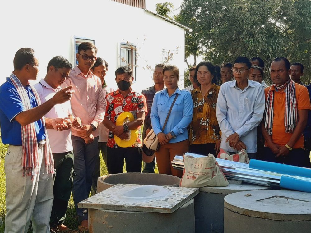 ការិយាល័យថែទាំសុខភាពជនបទ រៀបចំកម្មវិធីចែកសម្ភារបង្គន់អនាម័យជូនប្រជាជន នៅឃុំដូនកឹង ស្រុកកំចាយមារ ខេត្តព្រៃវែង 2 photo 2024 08 02 12 18 42