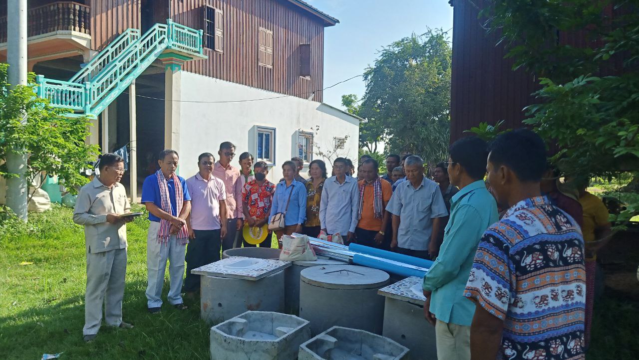 ការិយាល័យថែទាំសុខភាពជនបទ រៀបចំកម្មវិធីចែកសម្ភារបង្គន់អនាម័យជូនប្រជាជន នៅឃុំដូនកឹង ស្រុកកំចាយមារ ខេត្តព្រៃវែង 7 photo 2024 08 02 12 18 43