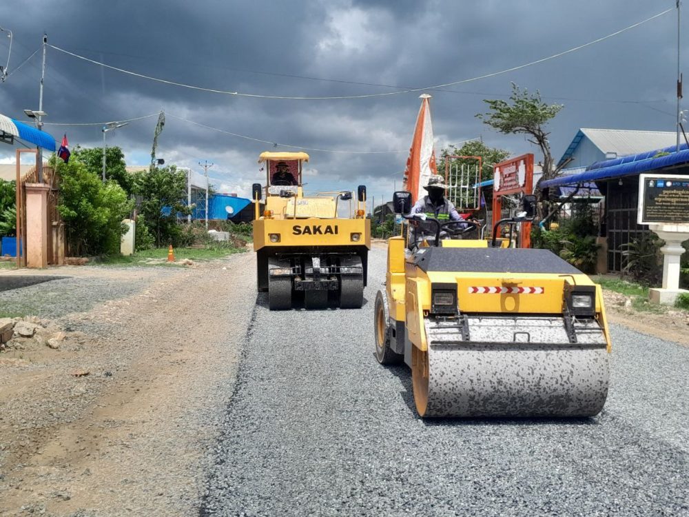 មន្ទីរអភិវឌ្ឍន៍ជនបទខេត្តតាកែវ អនុវត្តការងារជួសជុលផ្លូវប្រចាំកៅស៊ូ ចំនួន១ខ្សែ ស្ថិតនៅស្រុកសំរោង 2 photo 2024 08 06 21 44 42