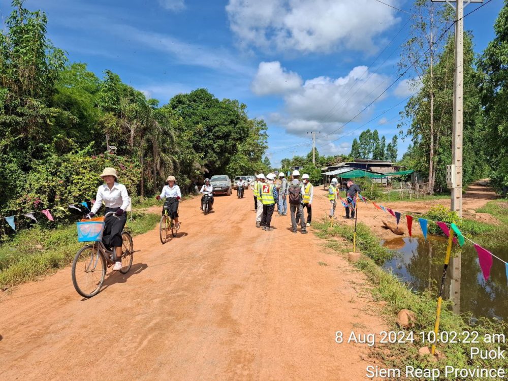 មន្ត្រីបច្ចេកទេស នៃមន្ទីរអភិវឌ្ឍន៍ជនបទខេត្តសៀមរាប អញ្ជើញចុះពិនិត្យវឌ្ឍនភាពការងារសាងសង់ផ្លូវកៅស៊ូ២ជាន់ (DBST) ចំនួន ៨ខ្សែ ប្រវែងសរុប ១០៦គីឡូម៉ែត្រ ក្នុងក្របខ័ណ្ឌកម្មវិធីអភិវឌ្ឍន៍ហេដ្ឋារចនាសម្ព័ន្ធជនបទសម្រាប់កម្ពុជា (RID4CAM) 2 photo 2024 08 08 21 25 59