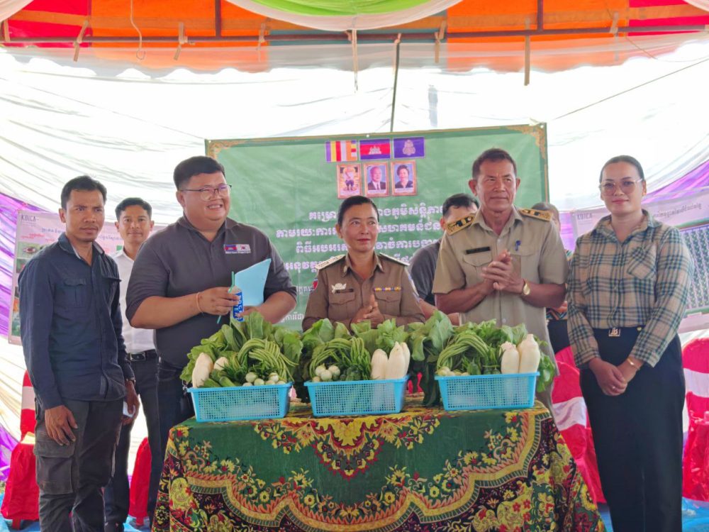 មន្ទីរអភិវឌ្ឍន៍ជនបទខេត្តខេត្តបន្ទាយមានជ័យ បានចូលរួមកម្មវិធីទិវាចម្ការបង្ហាញលើកទី២ ស្តីពីការអនុវត្តកសិកម្មឆ្លាតវៃលើផលិតកម្មដំណាំបន្លែនៅស្រុកស្វាយចេក ខេត្តបន្ទាយមានជ័យ 2 photo 2024 08 09 09 05 02 2 1