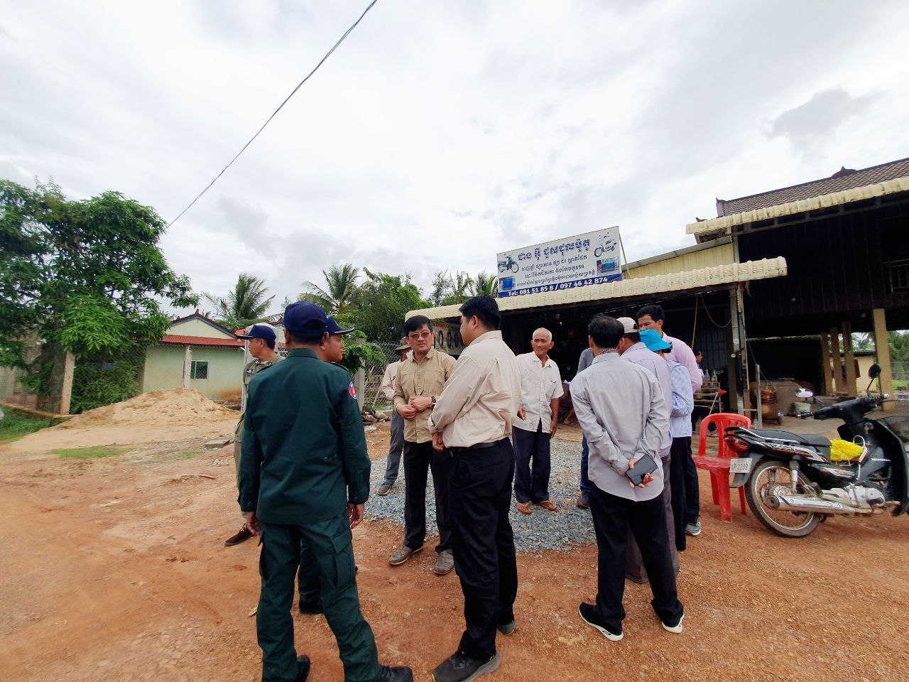 លោក ហ៊ សូរិន ប្រធានមន្ទីរអភិវឌ្ឍន៍ជនបទ បង្ហាញផ្លូវចំនួន ៣ខ្សែ សម្រាប់ជួសជុលក្នុងផែនការ ឆ្នាំ២០២៥ 6 photo 2024 08 09 19 04 25