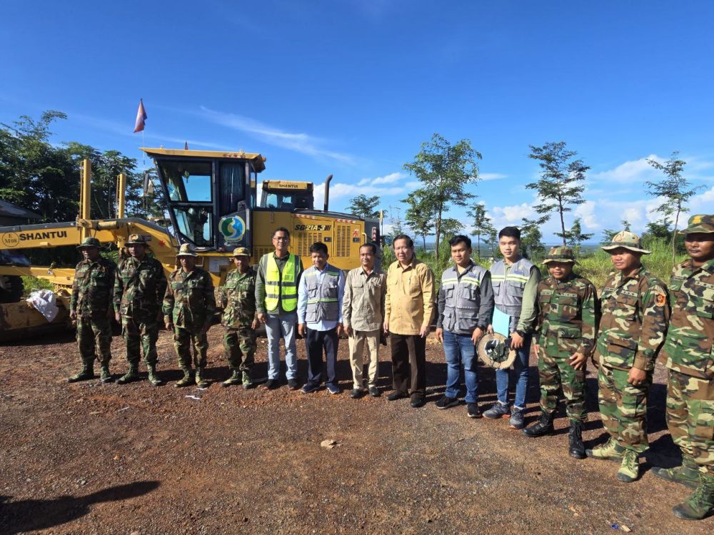 ឯកឧត្តម ប៊ុន ច័ន្ទវណ្ណៈ អញ្ជើញជាអធិបតីក្នុងពិធីបើកការដ្ឋានការងារស្ថាបនាផ្លូវក្រាលដីល្បាយក្រួស ចំនួន ០១ខ្សែ នៅក្រុងខេមរភូមិន្ទ 2 photo 2024 08 14 16 30 59