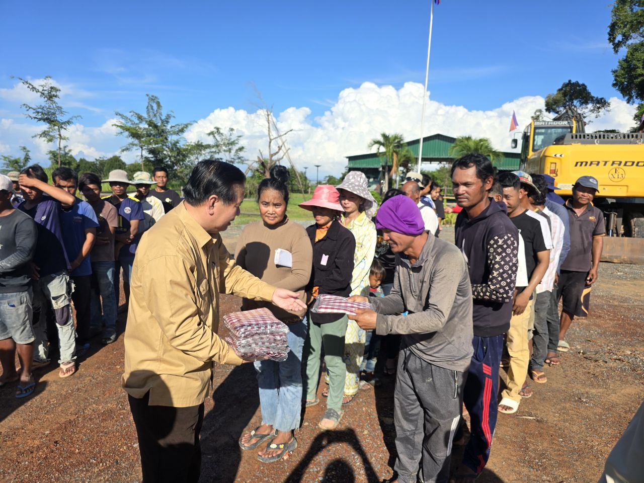 ឯកឧត្តម ប៊ុន ច័ន្ទវណ្ណៈ អញ្ជើញជាអធិបតីក្នុងពិធីបើកការដ្ឋានការងារស្ថាបនាផ្លូវក្រាលដីល្បាយក្រួស ចំនួន ០១ខ្សែ នៅក្រុងខេមរភូមិន្ទ 5 photo 2024 08 14 16 31 27