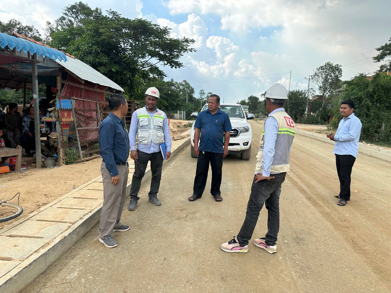 លោក សំ នីតូ ដឹកនាំក្រុមការងារបច្ចេកទេសចុះពិនិត្យវឌ្ឍនភាពនៃការស្ថាបនាផ្លូវនៅស្រុកស្វាយជ្រុំ និងស្រុកកំពង់រោរិ៍ 7 photo 2024 08 14 17 41 35