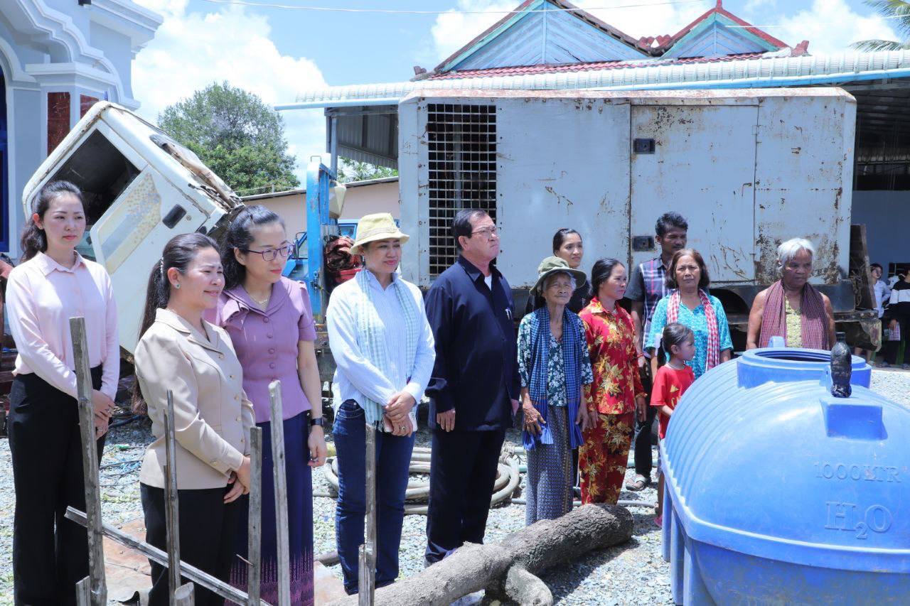 លោកជំទាវ លីម មុយឡេង បានអញ្ជើញជាអធិបតីក្នុងពិធីបើក-បិទការដ្ឋាន និងដាក់ឱ្យប្រើប្រាស់សមិទ្ធផលប្រព័ន្ធផ្គត់ផ្គង់ទឹកស្អាតជនបទ ឆ្នាំ២០២៤ 15 photo 2024 08 15 16 55 44