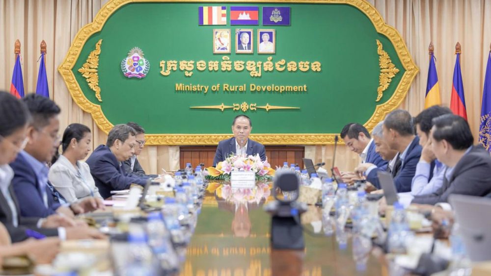 ឯកឧត្តមបណ្ឌិត នួន ដាញ៉ិល អញ្ជើញដឹកនាំកិច្ចប្រជុំ ដើម្បីពិនិត្យវឌ្ឍនភាពការងារប្រចាំឆមាសទី១ និងទិសដៅការងារឆមាសទី២ ឆ្នាំ២០២៤ និងគម្រោងផែនការសកម្មភាព ឆ្នាំ២០២៥ របស់ក្រុមការងារបរិវត្តកម្មឌីជីថលក្រសួងអភិវឌ្ឍន៍ជនបទ 2 photo 2024 08 16 04 38 15 2