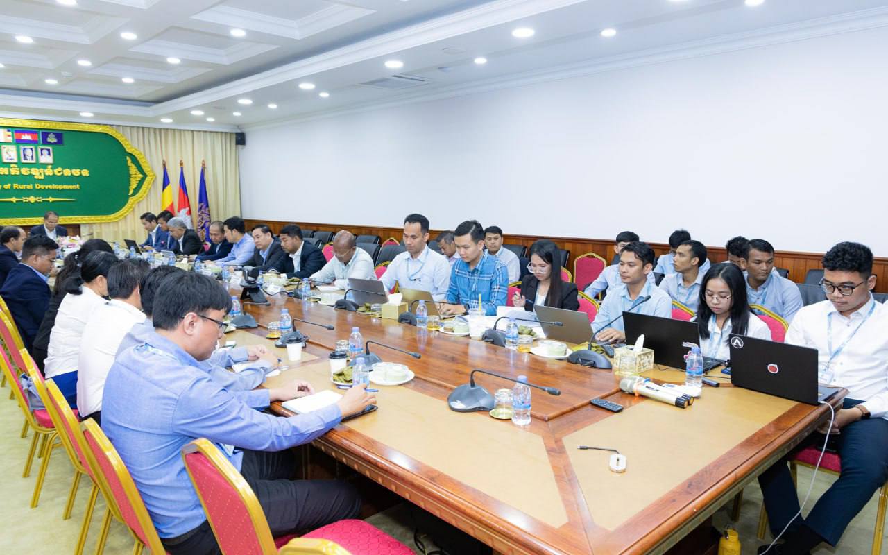 ឯកឧត្តមបណ្ឌិត នួន ដាញ៉ិល អញ្ជើញដឹកនាំកិច្ចប្រជុំ ដើម្បីពិនិត្យវឌ្ឍនភាពការងារប្រចាំឆមាសទី១ និងទិសដៅការងារឆមាសទី២ ឆ្នាំ២០២៤ និងគម្រោងផែនការសកម្មភាព ឆ្នាំ២០២៥ របស់ក្រុមការងារបរិវត្តកម្មឌីជីថលក្រសួងអភិវឌ្ឍន៍ជនបទ 10 photo 2024 08 16 04 38 17