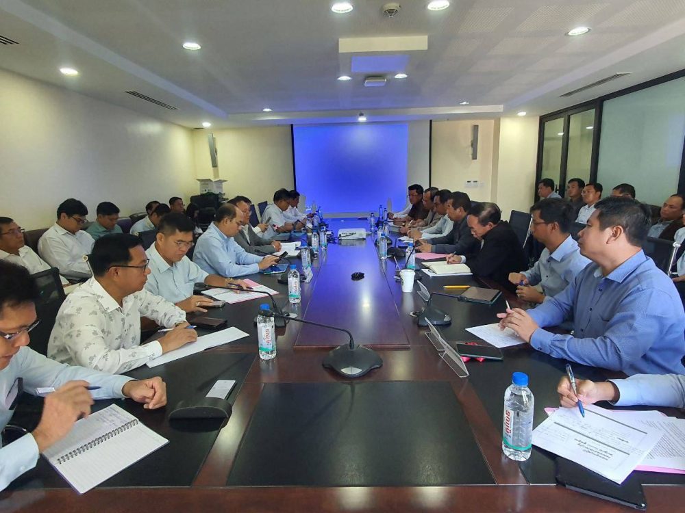ឯកឧត្តម ផូ ផារិទ្ធ រដ្ឋលេខាធិការ បានដឹកនាំមន្រ្តីជំនាញចូលរួមកិច្ចប្រជុំពិភាក្សាអំពីបែបបទ និងនីតិវិធីនៃការរៀបចំគម្រោងក្រាលផ្លូវកៅស៊ូបន្ថែមពីលេី (Reseal) 2 photo 2024 08 16 13 47 22