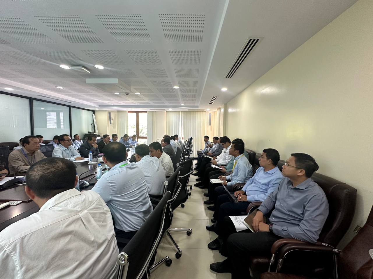 ឯកឧត្តម ផូ ផារិទ្ធ រដ្ឋលេខាធិការ បានដឹកនាំមន្រ្តីជំនាញចូលរួមកិច្ចប្រជុំពិភាក្សាអំពីបែបបទ និងនីតិវិធីនៃការរៀបចំគម្រោងក្រាលផ្លូវកៅស៊ូបន្ថែមពីលេី (Reseal) 8 photo 2024 08 16 13 47 35