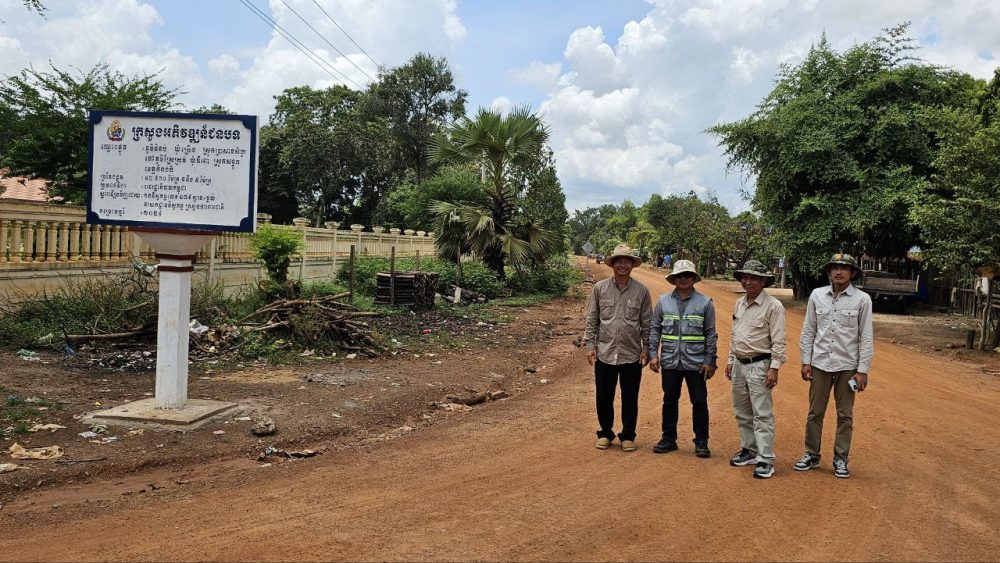 លោក តាន់ វាសនា បានសហការជាមួយក្រុមការងារ គ.ត.វ និងកម្លាំងជំនាញ កងវិស្វកម្ម លេខ១៧៩ របស់នាយកដ្ឋានវិស្វកម្ម ក្រសួងការពារជាតិ ចុះត្រួតពិនិត្យ ការងារសាងសង់ស្រទាប់គ្រឹះល្បាយក្រួសលើការងារស្តារទ្បើងវិញផ្លូវចំនួន០២ គម្រោង 2 photo 2024 08 17 16 46 40 2